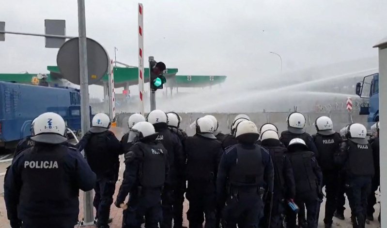 波兰警方16日在白俄罗斯边境发射水砲，吓阻试图闯越边界的移民。（法新社）POLAND-BELARUS-EU-MIGRANTS(photo:UDN)