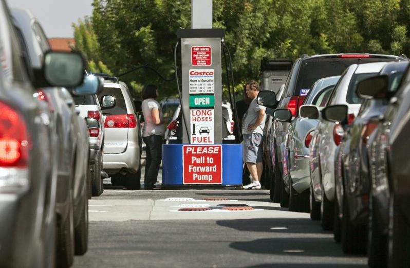 美国总统拜登廿三日宣布释出五千万桶战备储油以平抑油价。目前美国汽油价格是一年前的两倍。美联社(photo:UDN)