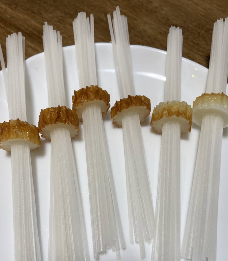 日本網友分享，只要事先用竹輪固定住，就不用擔心冬粉在火鍋中散開。圖擷取自twitter