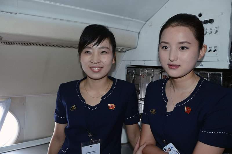 空姐穿著一身深藍色的制服裙。圖擷自朝鮮經貿文化情報 DPRK