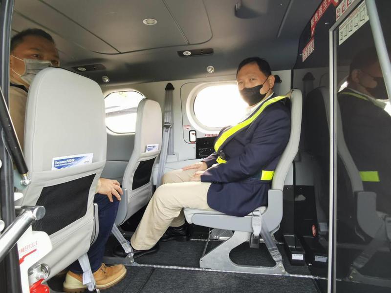 台東縣副縣長王志輝，坐進P2012型雙螺旋槳飛機客艙內，體驗內部空間。記者卜敏正／攝影