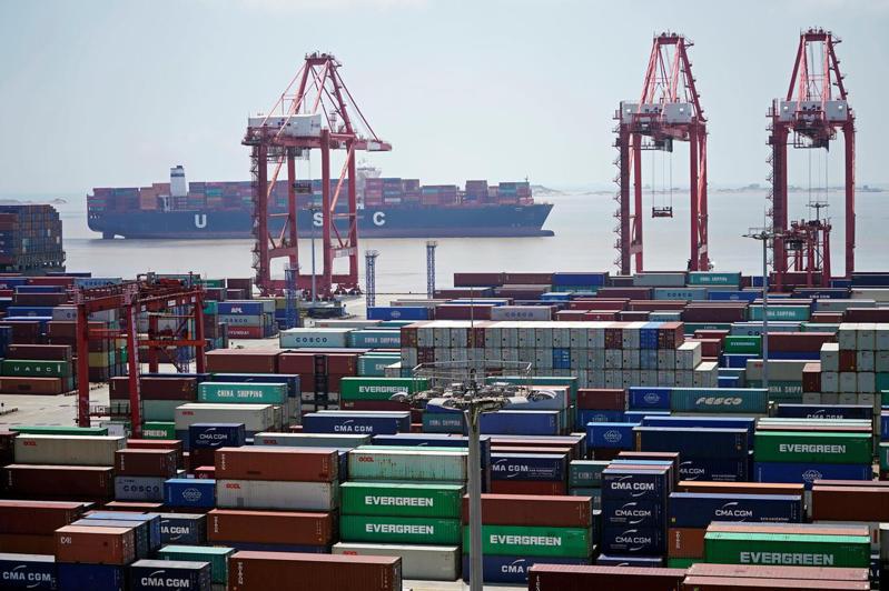 航运资料公司表示，最近几周少了关于中国大陆水域船舶的资料，专家担心，缺乏从中国出口的运输数据，可能会为全球供应链带来压力。图为上海洋山深水港。路透(photo:UDN)
