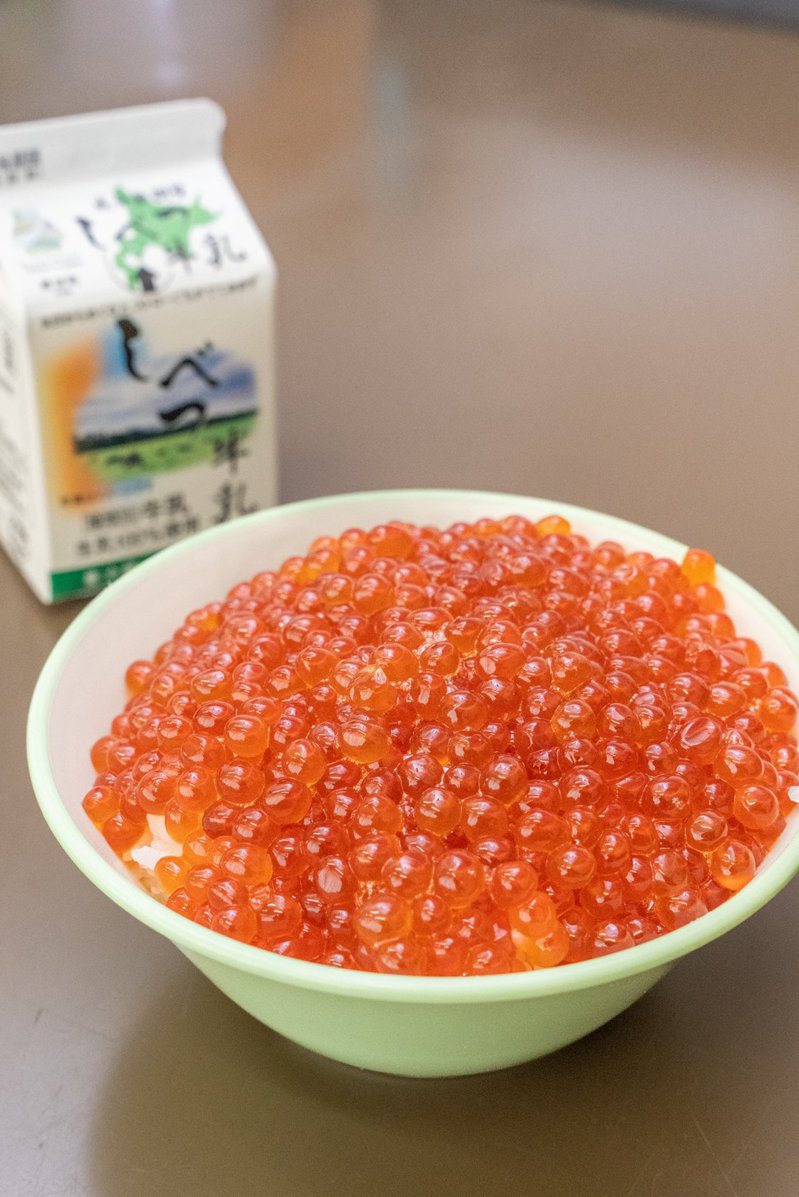 北海道標津町在「故鄉給食之日」中，提供町內學校免費的鮭魚丼飯。圖擷取自twitter