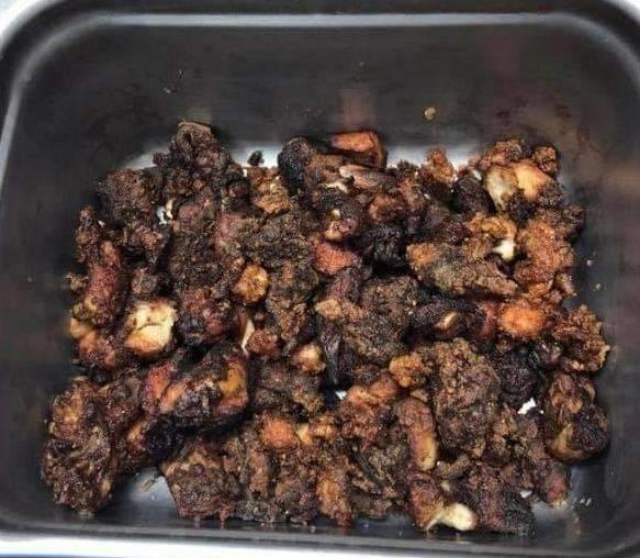 旗山國小營養午餐做豆乳雞，因火候沒控制好過於焦黑，被PO網熱議。圖／翻攝自臉書