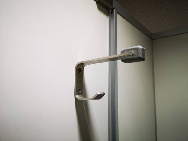 日本厕格的双层勾，有更贴心的作用。图／「h_nagayama」Twitter图片(photo:UDN)
