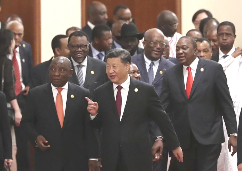 专家表示，非洲对中国的态度已经改变，也了解中国并非唯一合作伙伴。图为2018年习近平与论坛共同主席国南非总统拉马福萨及其他53个论坛非洲成员代表团团长一同步入会场。图／中新社资料照(photo:UDN)