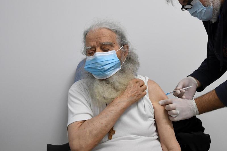 希腊政府强制要求60岁以上的老年人接种新冠疫苗，1月16日起未遵守规定者将面临每月新台币3,136元的罚款，成为欧盟第一个强制特定年龄族群打疫苗的国家。路透(photo:UDN)