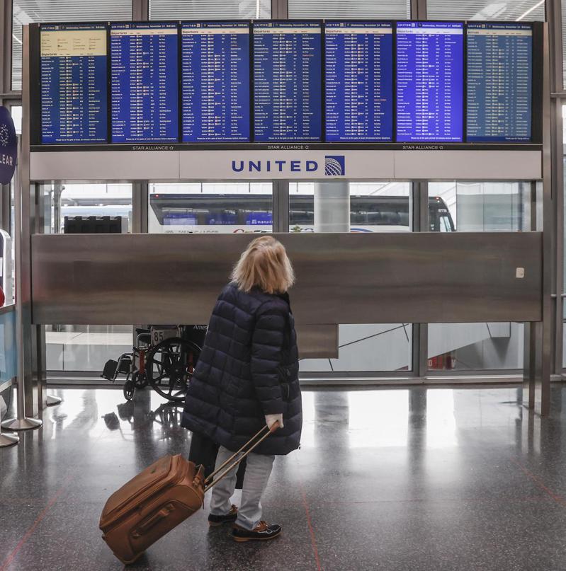根据3名联邦卫生官员透露，拜登政府正准备为所有入境美国的旅客提供「更严格的筛检」，对象还包括返国的美国人，希望以此遏制Omicron变体病毒的传播。欧新社(photo:UDN)