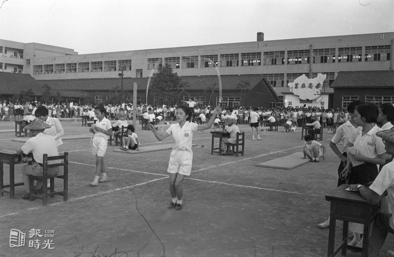 北市初中聯考體育項目考試－跳繩，圖為女學生應試畫面。圖＼聯合報系資料照（1967/7/5　王萬武攝影）

