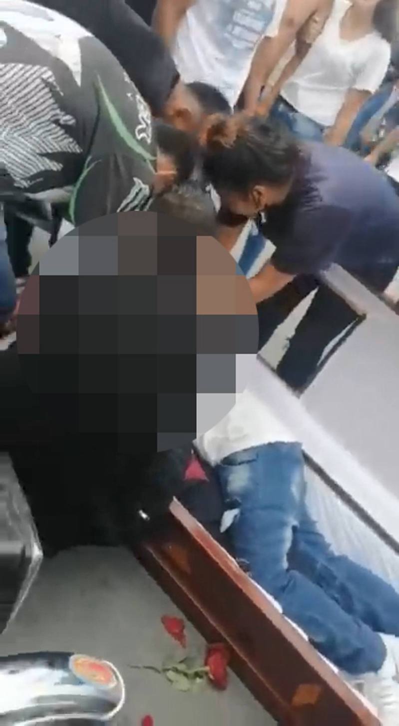 厄瓜多日前疯传葬礼影片，多名朋友打开死者棺木，将遗体放在机车上奔驰，事件引起争议。图／Twitter影片截图(photo:UDN)