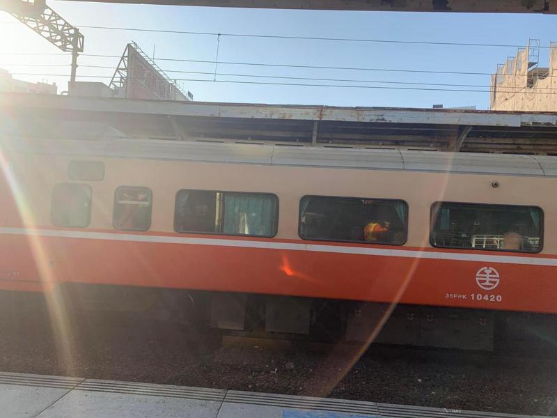 554次莒光號北上列車今天下午2點34分因機車頭故障，卡在台南車站。圖／擷取自台鐵家族社團