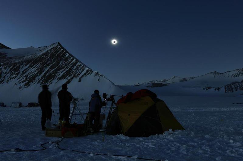 南極地區4日清晨出現日全食，大地沒入完全黑暗，一些科學家和天文迷在南極聯盟冰川營地觀賞罕見的天文奇景。美聯社