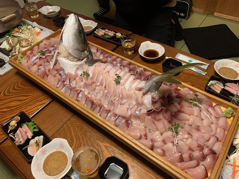 日本網友分享一張在飯局上遇到的超浮誇生魚片擺盤。圖／取自@climaxxxxxxxx推特