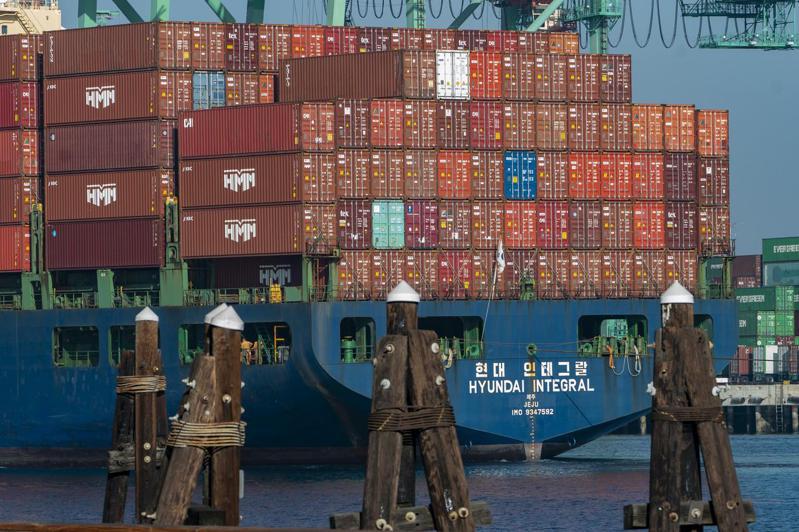 美国加州港口物流严重阻塞，塞港情况严重，一艘名为A Kinka的小型货柜船在太平洋滞留54天才终于卸货。 美联社(photo:UDN)