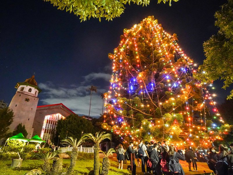 淡江中學舉行聖誕樹舉點燈儀式，也代表著全台灣最高的活聖誕樹正式點亮。 圖／紅樹林有線電視提供