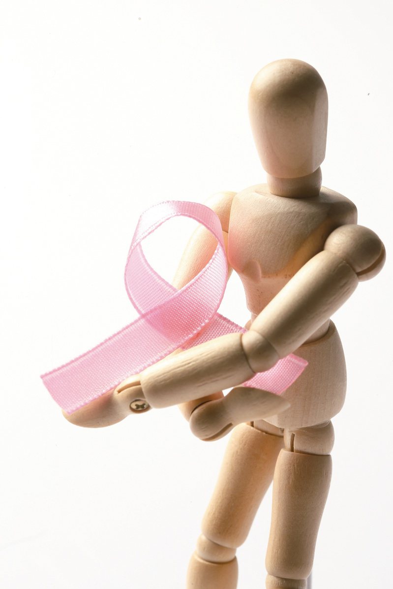 世界衛生組織（WHO）數據顯示，全球去年有230萬名女性確診罹患乳癌，其中68.8萬人病逝，女性罹患乳癌的人數去年首度超過肺癌。圖／本報資料照片