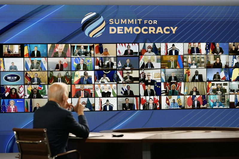 美国总统拜登9日透过视讯在首届民主峰会开场致词。美联社(photo:UDN)