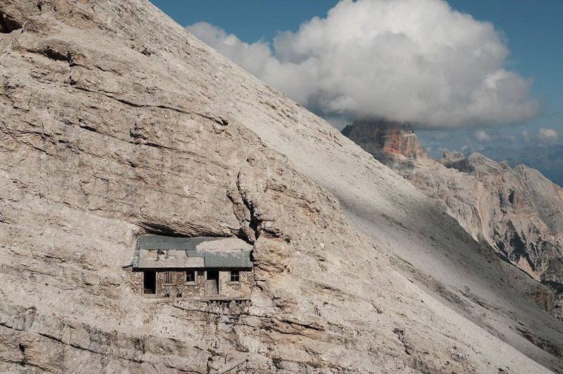 「全球最孤独房子」镶在山壁。图／取自(photo:UDN)