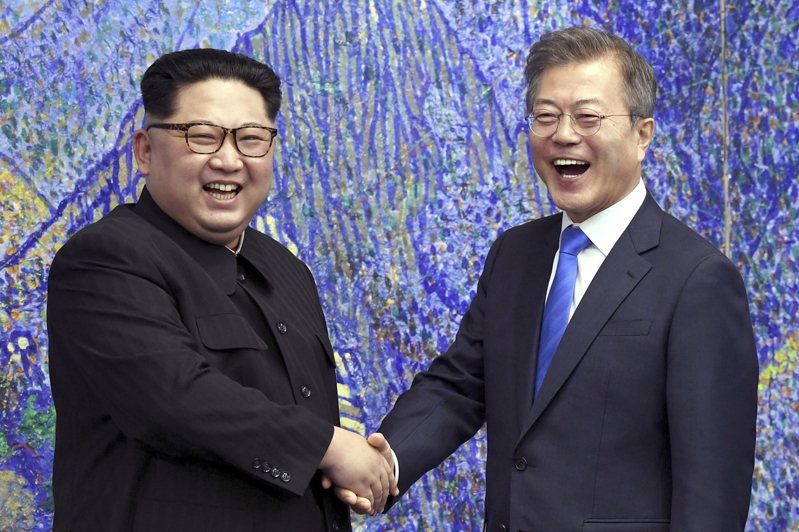南韩总统文在寅（图右）与北韩领导人金正恩（图左）。美联社资料照(photo:UDN)