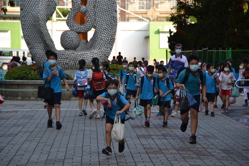 台南市今年停辦國小教師甄試，明年錄取名額將大幅增加，預計將招考350人。記者鄭惠仁／攝影