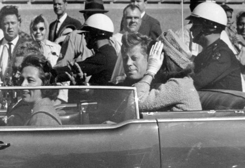美国总统甘迺迪1963年11月22日在德州达拉斯游街时遭到刺杀。图为甘迺迪遇刺前向群众挥手，第一夫人贾桂琳坐在他身边。美联社(photo:UDN)