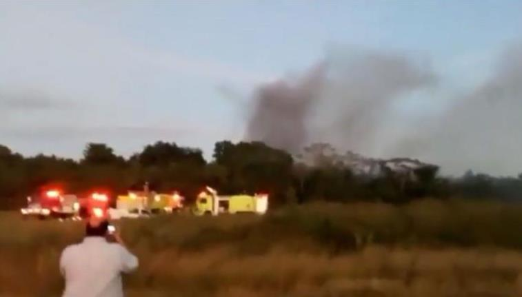 多明尼加一架私人飞机自该国首都机场起飞后不久遭遇迫降情形，最终坠毁导致9人丧生。截自推特(photo:UDN)