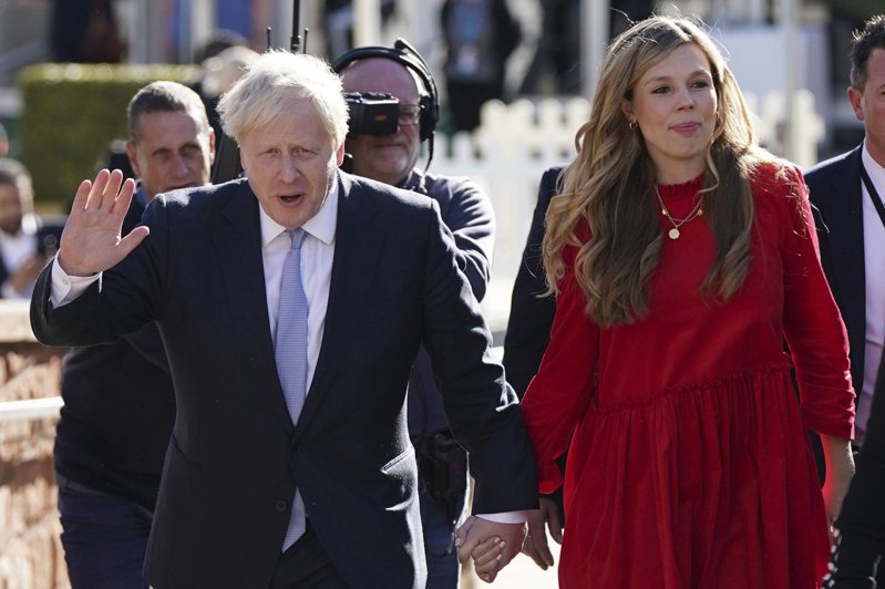 英国首相强生（左）和夫人凯莉（右）。美联社(photo:UDN)