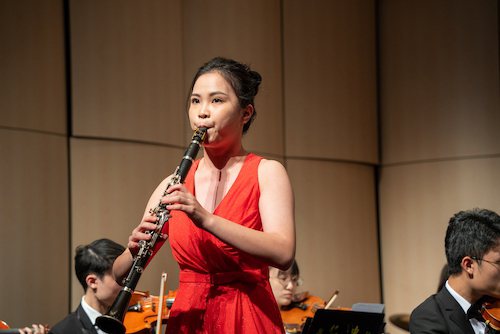 光仁中學高二學生林佳允在音樂會中獨奏單簧管。圖／光仁中學提供