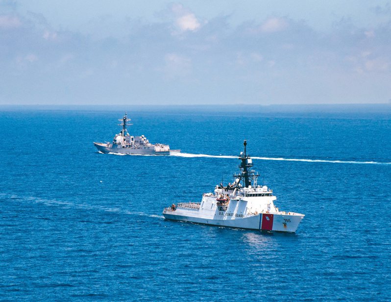 美国海军伯克级飞弹驱逐舰「基德」号与海岸防卫队的国家安全舰「蒙罗」号八月廿七日例行穿越台湾海崃的公海。（路透）(photo:UDN)