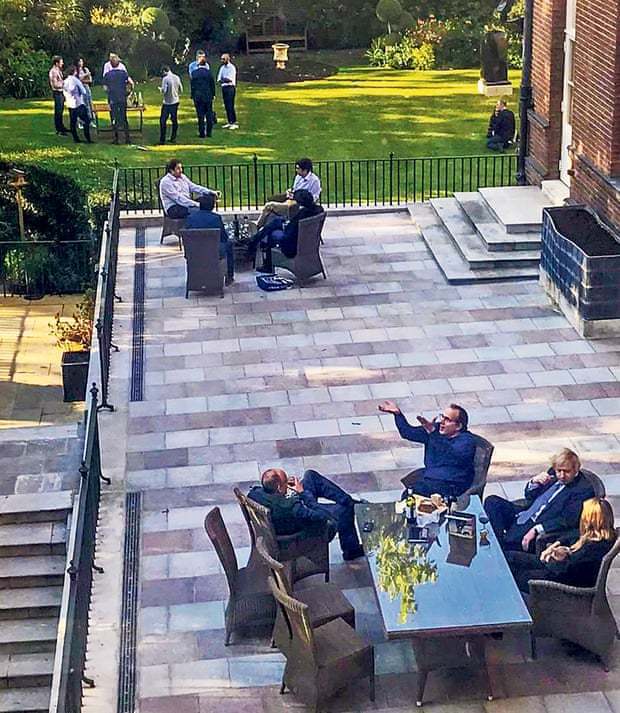 英国首相强生（Boris Johnson）先前被爆出去年疫情期间曾多次在唐宁街违反防疫规定，如今又有「聚会照片」曝光，只见强生与妻子和多达17名工作人员一起在唐宁街花园里喝着酒和聊天。The Guardian(photo:UDN)