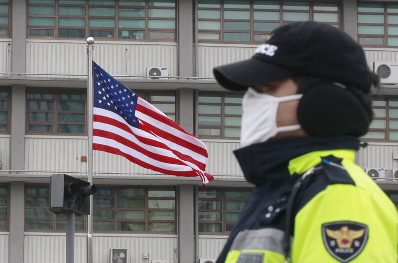 美国宣布，将在2022年暂时取消对包括H-1B在内部分工作签证类别的面试要求。图为美驻南韩大使馆。美联社(photo:UDN)