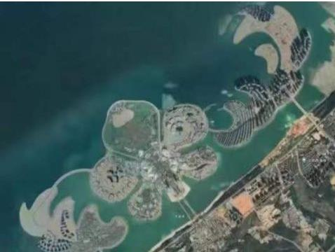恒大海花島號稱世界最大的人工島，以填海建造三個獨立的離岸式島嶼組成，填海面積約8平方公里，建物呈現為盛開在海中的三朵花，故取名為海花島。圖源：北京青年報