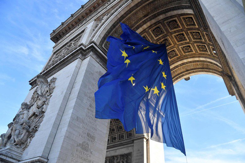 法国接任欧洲联盟轮值主席国之际，国内右派人士抗议凯旋门（Arc deTriomphe）悬挂欧盟旗帜，批评总统马克宏让欧盟「除去」法国身分。图／法新社(photo:UDN)