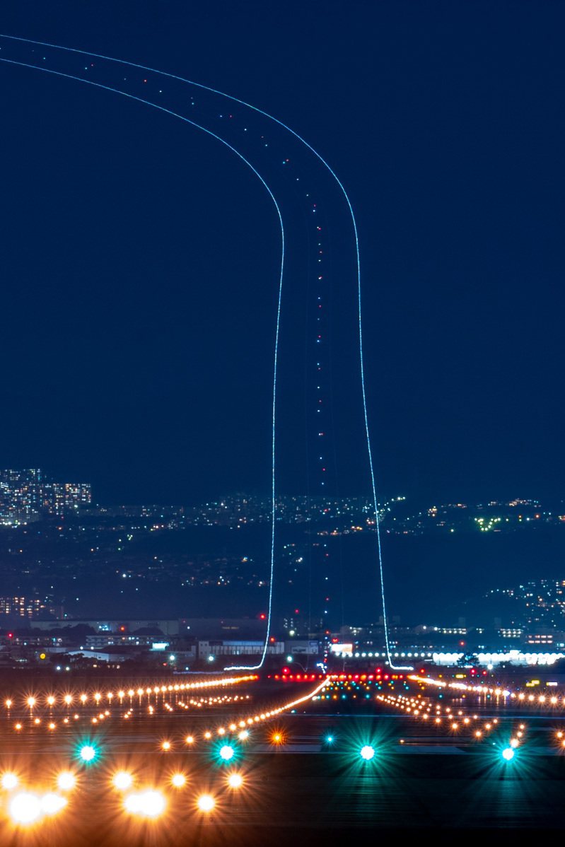 作者利用飛機起飛時機體發出的光軌，構成一道「天空之路」。擷自推特