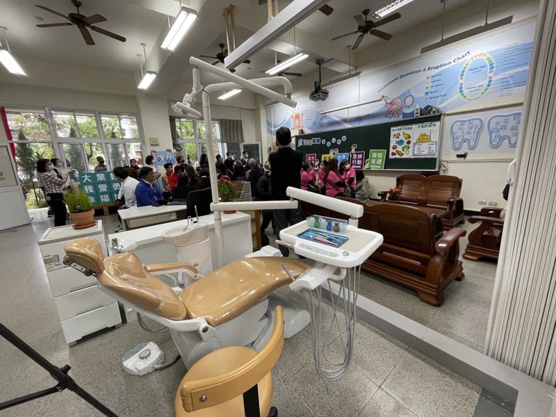 嘉義市大業國中「口腔保健教育中心」今天啟用，有牙科治療台。記者林伯驊／攝影