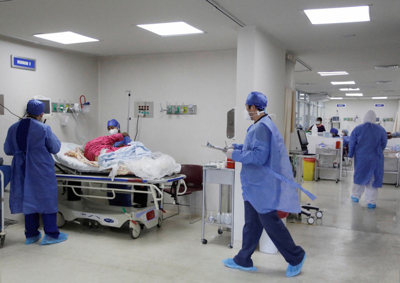 墨西哥东北部新莱昂州蒙特雷市立医院医护人员6日在急诊室治疗染疫病患。路透(photo:UDN)