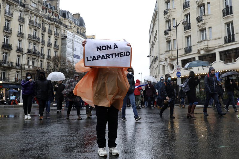 法国反抗疫措施游行群众在巴黎街头示威，抗议国会将通过一项新疫苗通行证的立法来限制他们的社交生活。 美联社(photo:UDN)