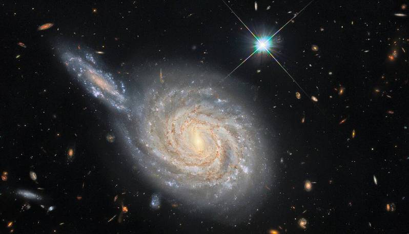 美国国家航空暨太空总署（NASA）日前发布哈伯望远镜拍摄的最新照片。从画面看来，螺旋星系NGC 105即将与左侧的另个狭长星系相撞，但实际上这只是视觉错置效果所造成。图／取自(photo:UDN)