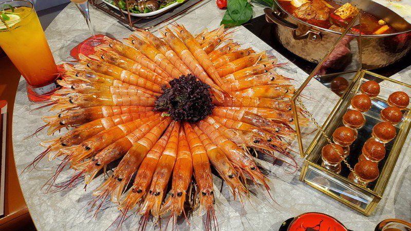 有網友表示，「天使紅蝦根本不好吃」，並認為白蝦比較好吃，於是想問問大家，「怎麼各大餐飲都那麼流行？」。示意圖。記者陳睿中/攝影