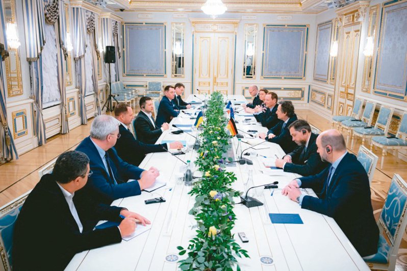 乌克兰总统泽伦斯基（左四）十日在基辅和德国总理萧兹的外交与国安顾问普勒特纳（右三）以及法国总统马克宏的外交顾问波恩（右四）会谈。乌克兰希望俄国与会但遭拒绝。（法新社）(photo:UDN)