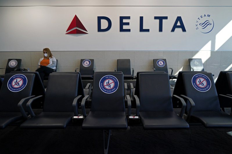 达美航空（Delta Air Lines）过去四周多达8000名职员染疫不能上班，导致大量航班取消。 美联社(photo:UDN)