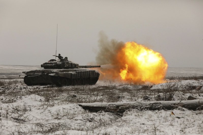 北约认为避免战争爆发的责任在俄国身上，图为在跟北约会谈前夕，俄国12日在乌国边境进行包括坦克在内的实弹军演。美联社(photo:UDN)