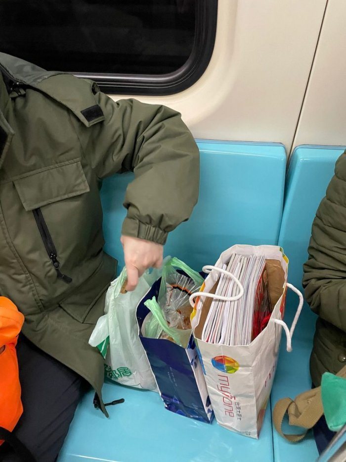 一名網友在捷運上看到有空位子，卻被坐在旁邊的人放滿物品。  圖擷自Dcard