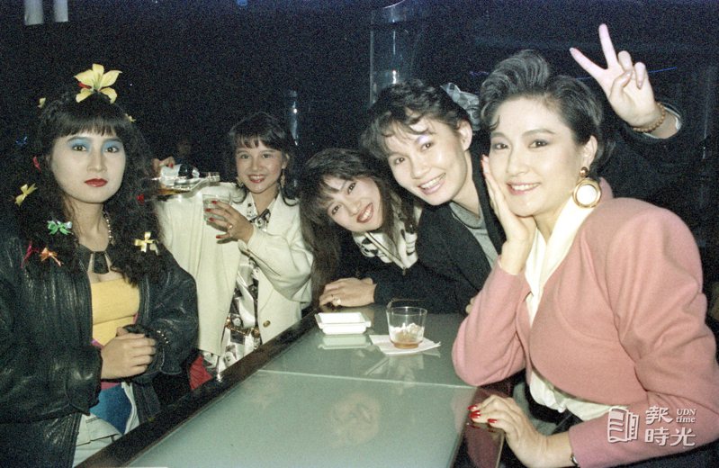 春節期間，臺北市各迪斯可舞場天天大爆滿，洋溢一片青春氣息。日期：1988/2/21．攝影：紀國章．來源：聯合報