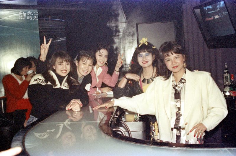 臺北市中泰賓館的KISS迪斯可舞廳吸引藝人聚集跳舞，前排左起為林以真、周丹薇、方芳芳、徐子晴、林美齡。日期：1988/2/21．攝影：紀國章．來源：聯合報