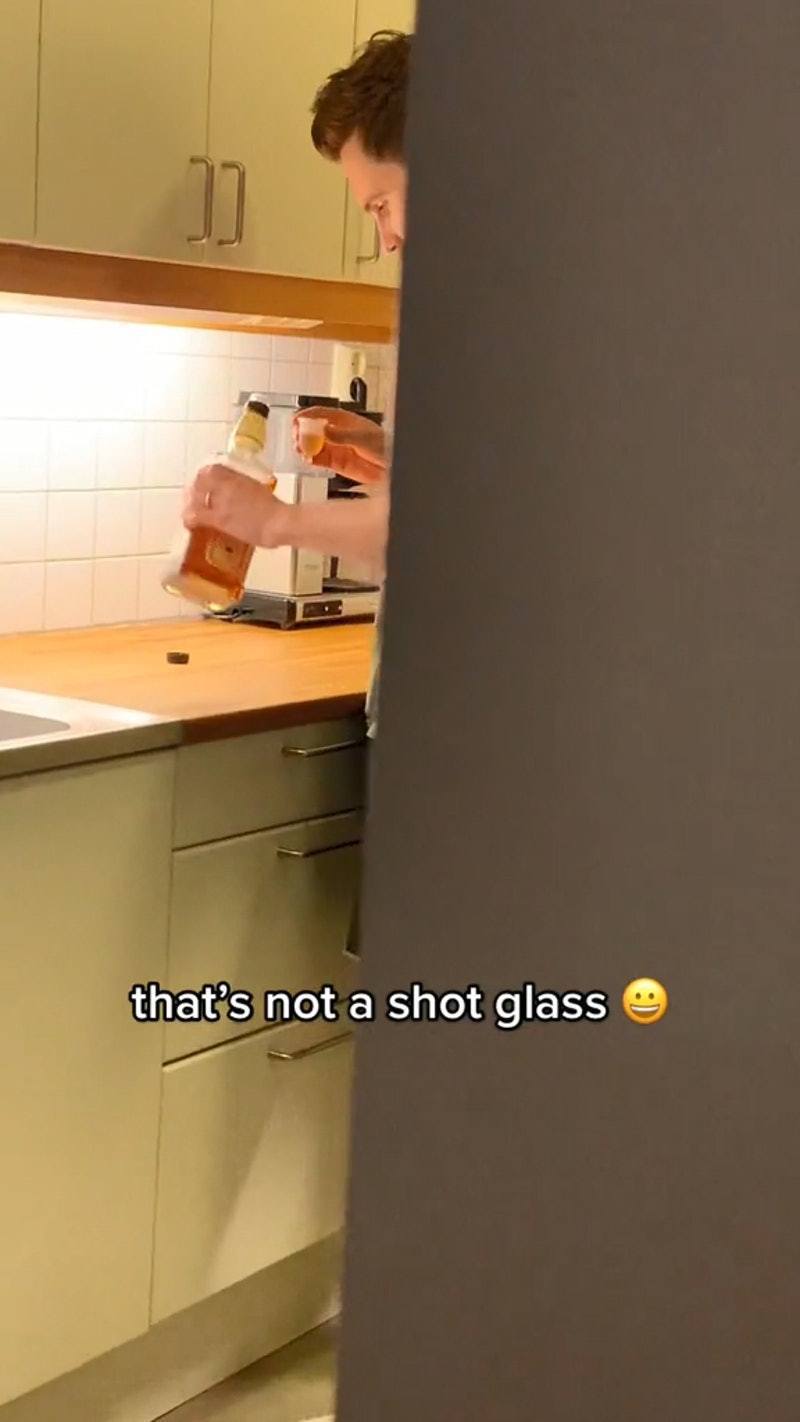 女网友发现丈夫自己在厨房喝酒，但用的「小酒杯」其实是月经杯。（图／翻摄自「Amanda Skyrius」TikTok）(photo:UDN)