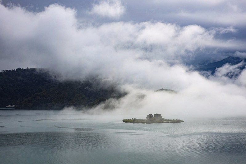 民眾利用縮時攝影，拍下日月潭的雲瀑景色，湖面水氣凝結，加上風勢吹拂，濃厚白霧從遠方撲面而來。圖／讀者提供