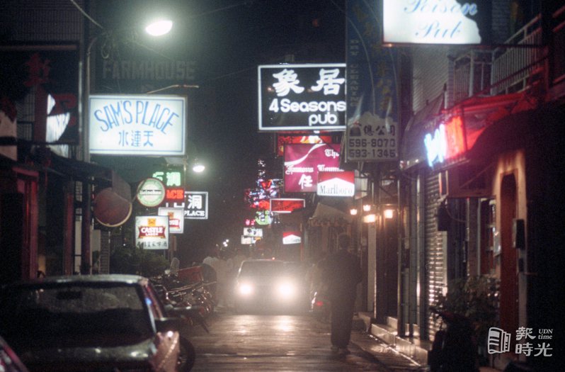 林森北路與中山北路間的巷弄，酒店、鋼琴酒吧林立，吸引不少日本觀光客。日期：1992/7/8．攝影：程思迪．來源：聯合報