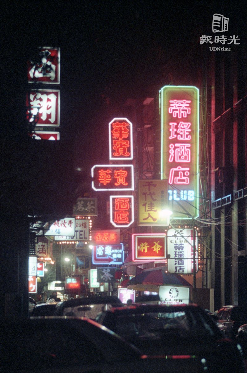 林森北路與中山北路間的巷弄，酒店、鋼琴酒吧林立，吸引不少日本觀光客。日期：1992/7/8．攝影：程思迪．來源：聯合報