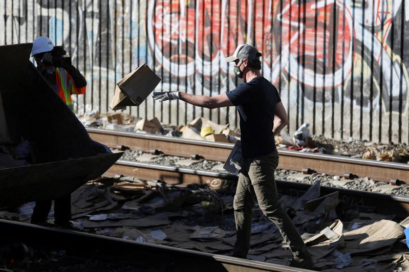 洛杉矶货运列车窃案频传，盗贼行窃后将纸箱、垃圾丢弃铁轨上，脏乱的照片在网路疯传。 路透社(photo:UDN)
